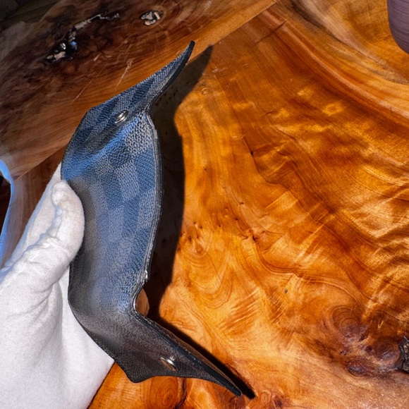 Louis Vuitton
Damier Graphite 6 Ring Key Holder - Picture 11 of 16